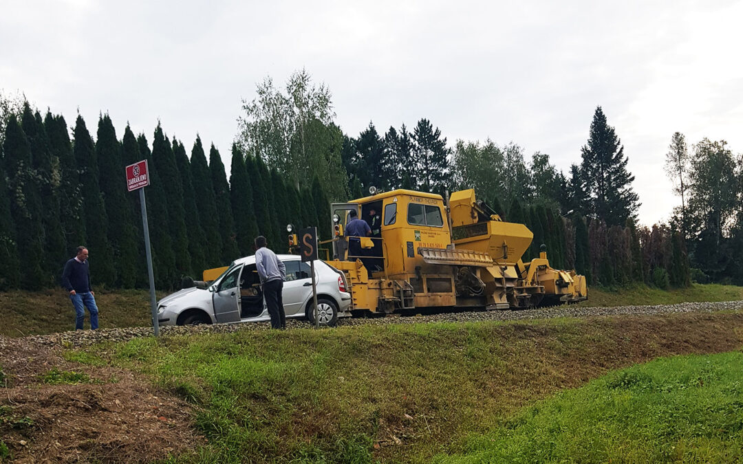 Podlijetanje osobnog vozila pod specijalno željezničko vozilo u sastavu vlaka br. 89949 – ŽCP Vartilen, na pruzi R201 kod kolodvora Podrute, 23.09.2019.