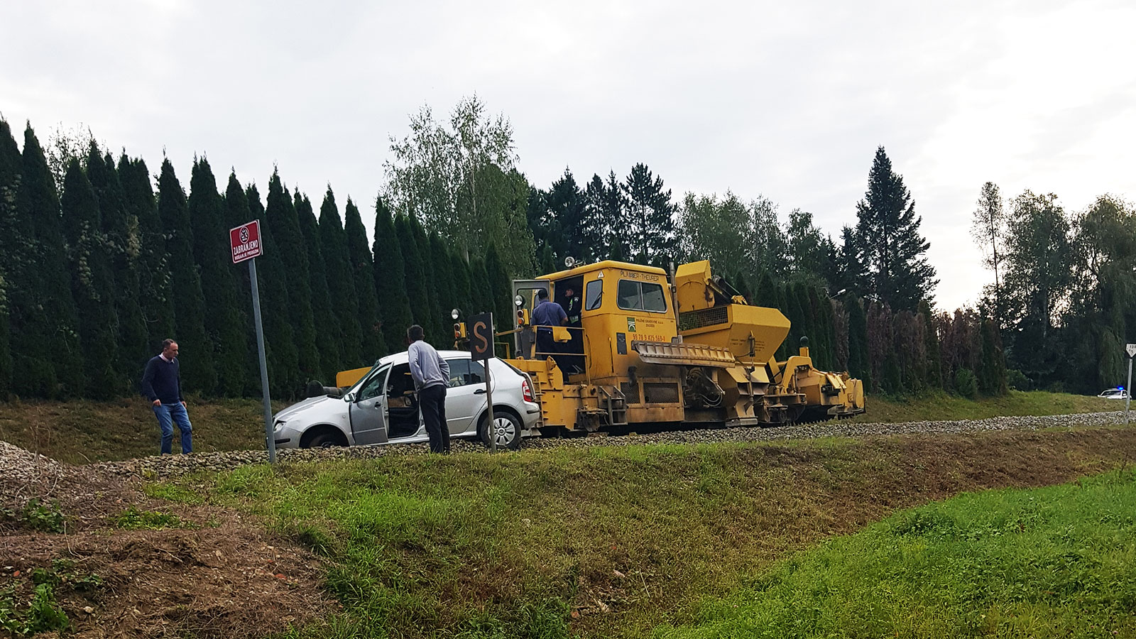 Podlijetanje osobnog vozila pod specijalno željezničko vozilo u sastavu vlaka br. 89949 – ŽCP Vartilen, na pruzi R201 kod kolodvora Podrute, 23.09.2019.