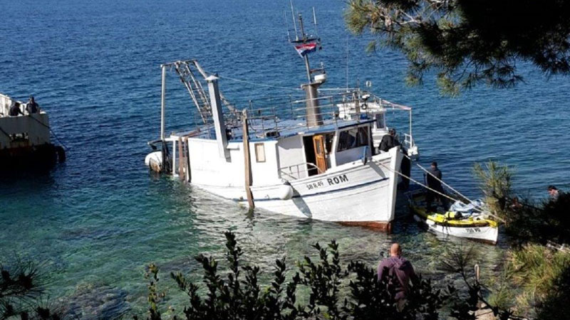 Nasukanje ribarskog broda “Rom” – otok Murter, 01.04.2017.