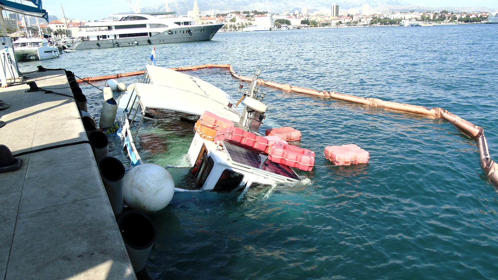 Udar putničkog broda pod hrvatskom zastavom „MORSKA VILA“ u obalni zid benzinske postaje – Gradska luka Split, 24.07.2022.