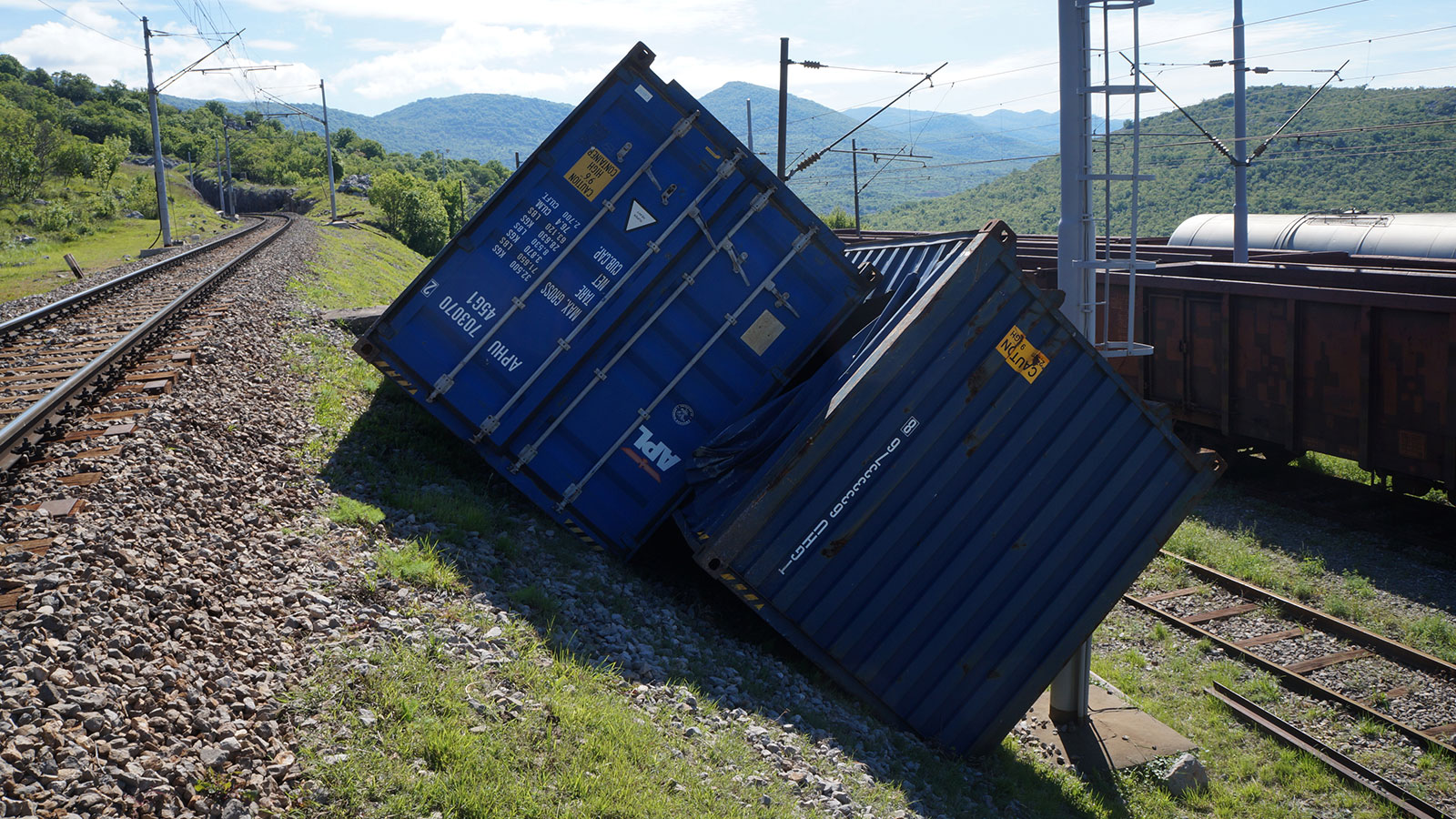 Pad kontejnera za prijevoz robe sa plato vagona u sastavu vlaka 62006 - kolodvor Škrljevo, 05.05.2019.