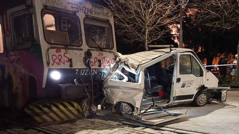 Nesreća – nalet putničkog vlaka broj 4717 na vozilo parkirano na industrijskom kolosijeku, kolodvor Pula, 14. siječnja 2023.