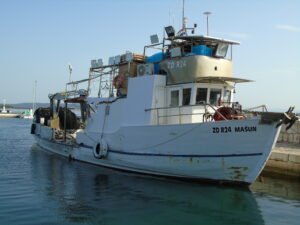 Vrlo ozbiljna pomorska nesreća sudar ribarskog broda i motorne jahte Murtersko more 17.07.2023.